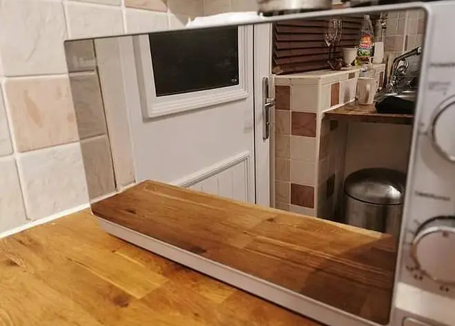 A woman revealed her gleaming microwave after using a tea bag
