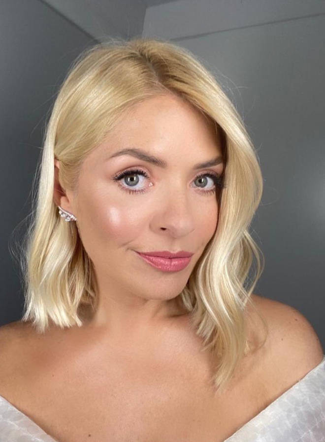 Holly Willoughby wore her hair down with a soft wave and a soft makeup look for the live show