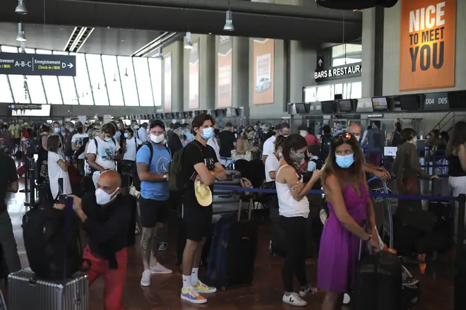 Many people are rushing to return home from their holiday