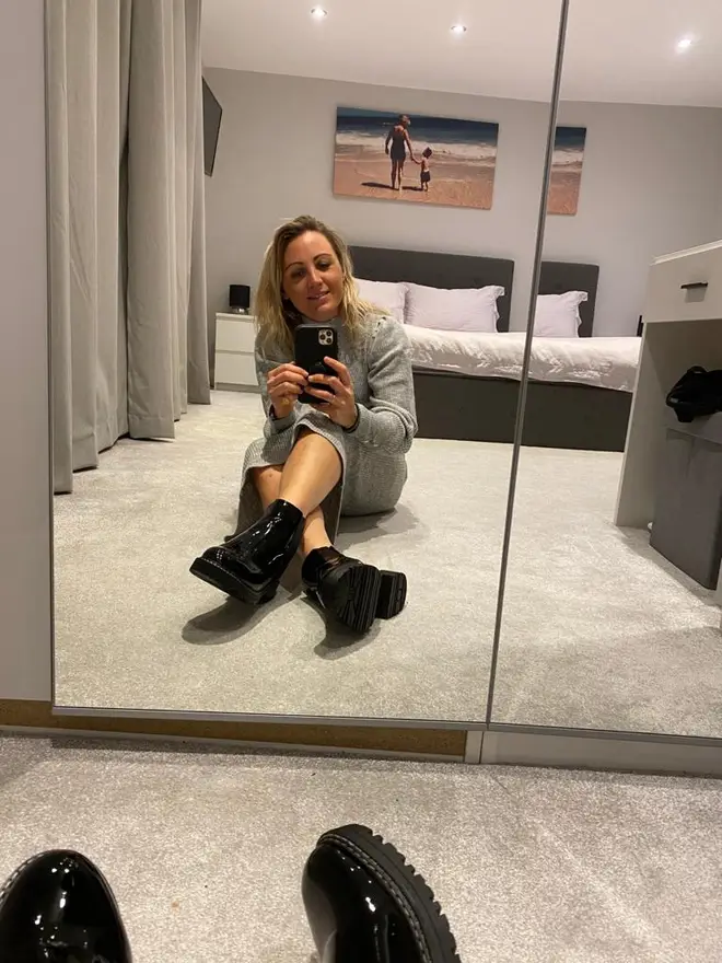 Fia Tarrant has mastered the art of looking good in a mirror selfie and showing off your shoes!