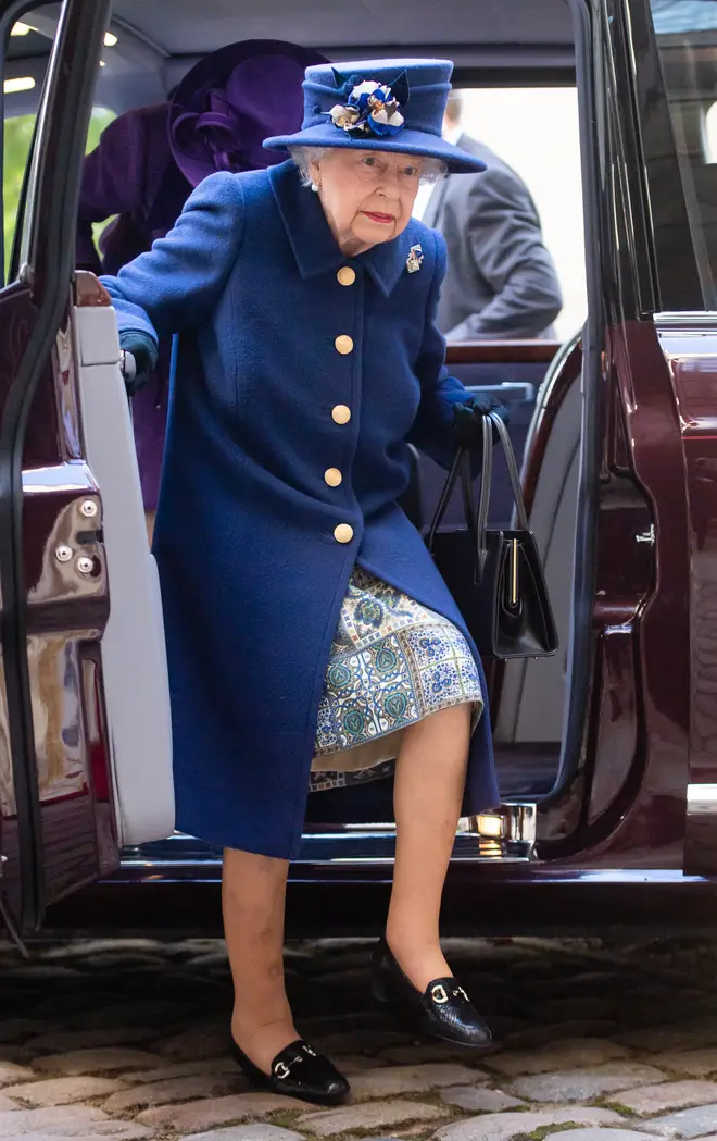 The Queen exited the car without the walking stick, but was later given it from her daughter Princess Anne