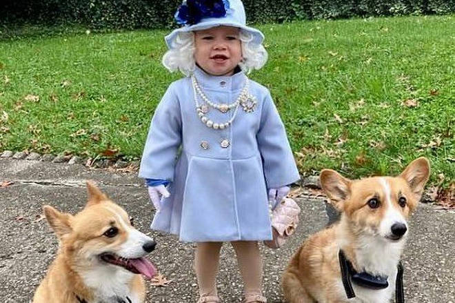 Jalayne posed with her pet corgis while dressed up as the Queen