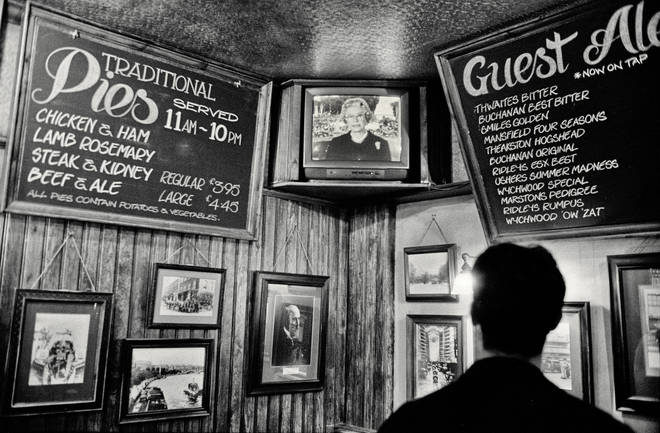 The Queen's message is shown in a pub in London the day of Princess Diana's funeral