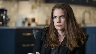 Anna Chlumsky plays Vivian Kent in Inventing Anna