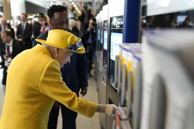Her Majesty was shown how people top up their Oyster cards by a TFL staff member