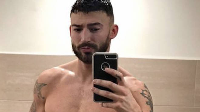 The singer has shared yet another daring mirror selfie