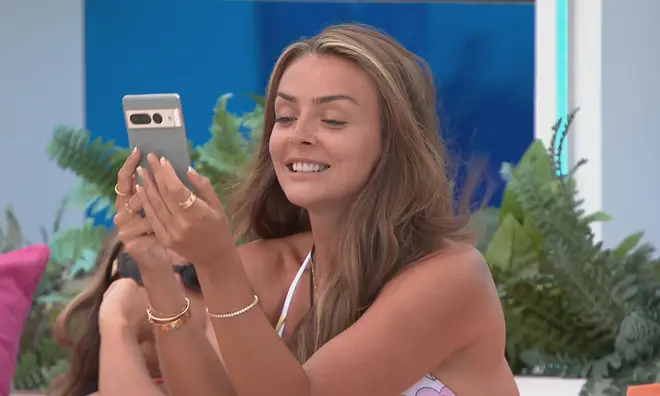 Kady McDermott getting a text in the Love Island villa