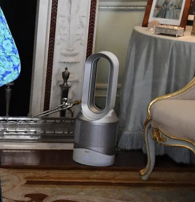 FANS spotted the Dyson on the floor behind the Queen, as she shaked Boris' hand