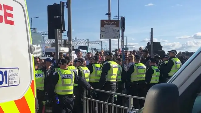 Police create a barrier between Loyalist protesters and Republican marchers