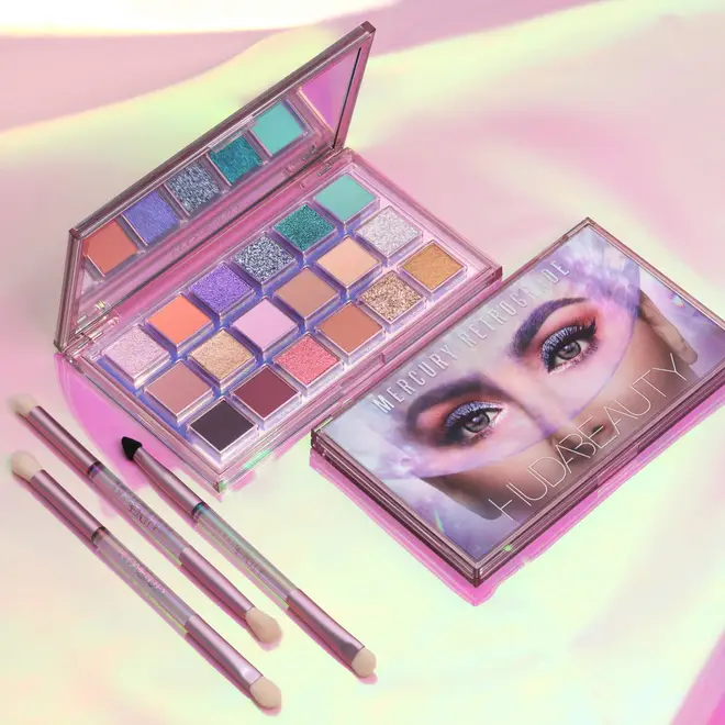 The palette comes with three dual-ended brushes