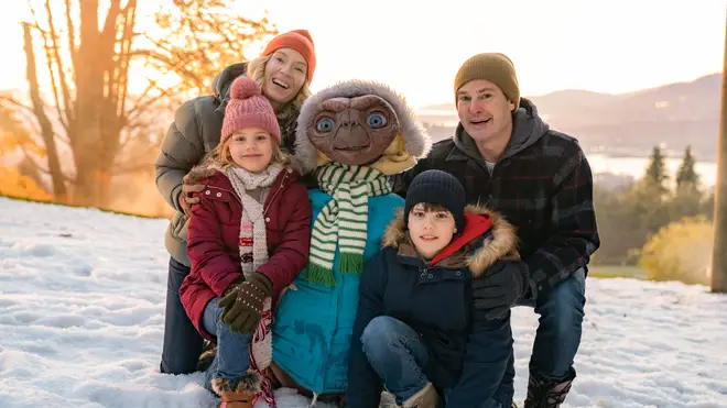 E.T. bonds with Elliot's family